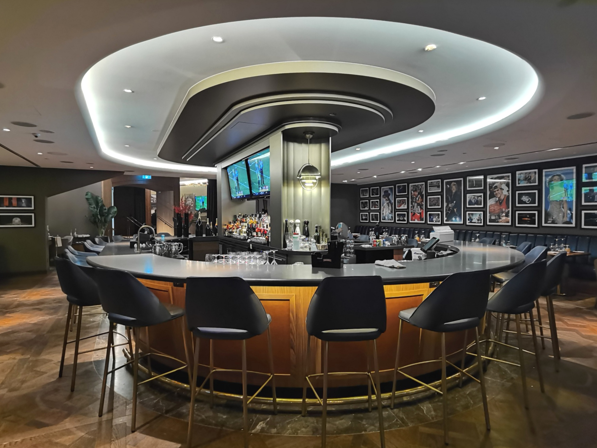 Air Canada Signature Club (Inside Scotiabank Arena) - Luxurious Restaurant  & Premium Bar - Toronto, Ontario, Canada - MoVernie on the MOVE